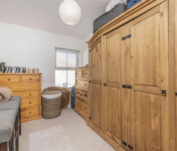 3 bed House - Mid Terrace To Let - Photo 5