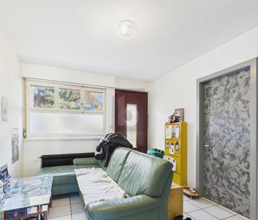 STYLISH, MODERN AND CENTRALLY LOCATED - Photo 2