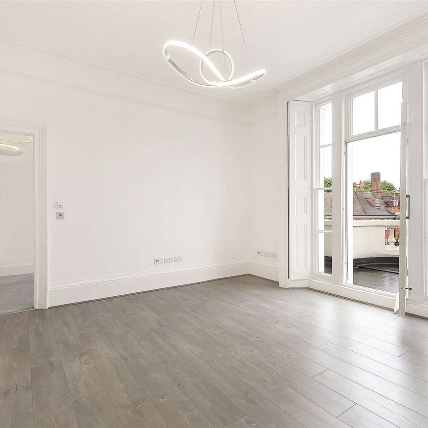 A beautifully presented mid-terrace family home conveniently located to ASL. - Photo 1