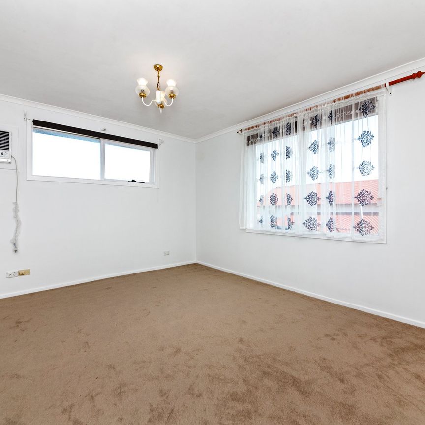 Huge Six bedroom House! - Photo 1