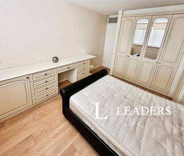 4 bedroom semi-detached house to rent - Photo 5