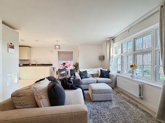 2 bedroom Flat To Let - Photo 1