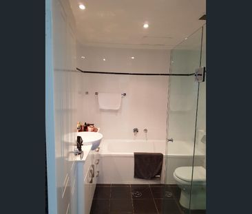 Modern Waterfront Living - 1 Bedroom Apartment in Chiswick - Photo 3