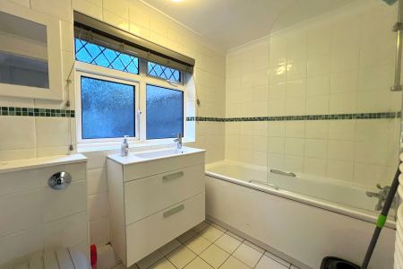 Royal Oak Road, Woking, Surrey, GU21 - Photo 5