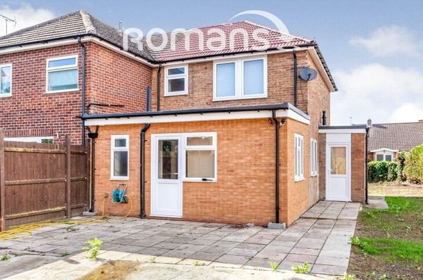 Smiths Lane, Windsor, SL4 - Photo 1