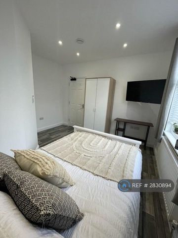 1 bedroom in a house share to rent - Photo 4