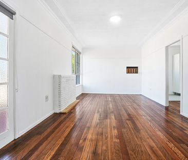 Freshly Painted 3 Bedroom Home, Renovated Kitchen, Fantastic Location! - Photo 1