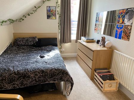 6 Bed Semi-Detached House, Epperstone Road, NG2 - Photo 2