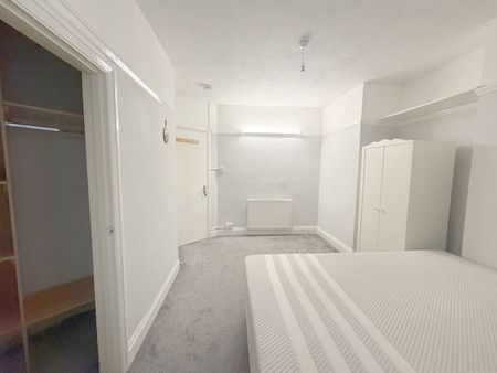 Room in a Shared House, Station Parade, W3 - Photo 3