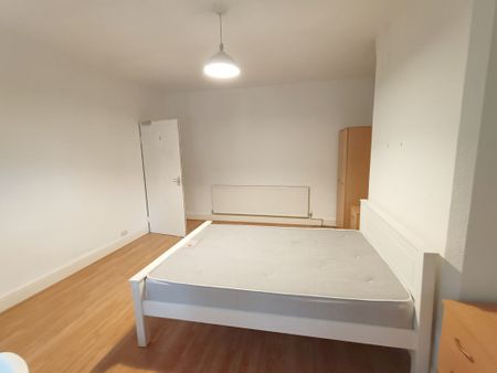 3 Bedroom Flat - Photo 2