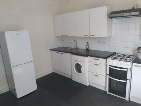 2 bedroom flat to rent - Photo 2