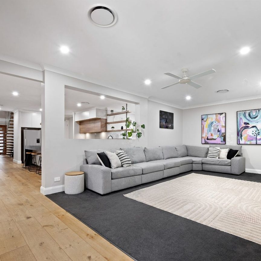 Impressive family home with an inground pool - Photo 1