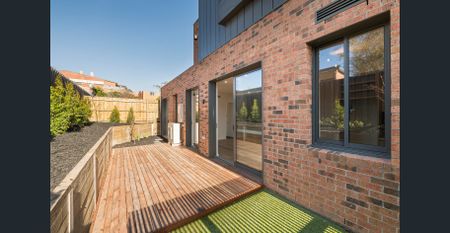 Contemporary Townhouse, Privately Positioned - Photo 3