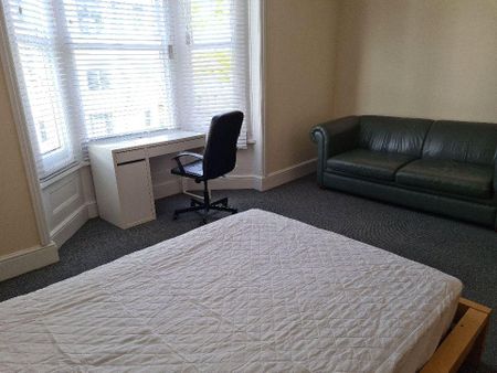 3 bedroom flat to rent - Photo 3