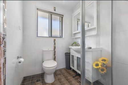 Spacious lounge and Gas cooking! - Photo 5