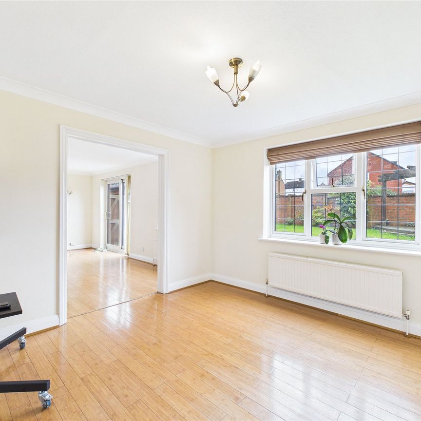 4 bedroom House in Cutbush Close, Reading - Photo 1