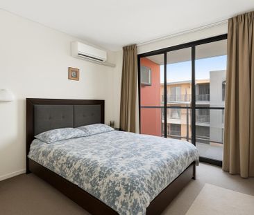 Modern Two-Storey Apartment in Liverpool CBD - Photo 6