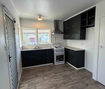 Central Browns Bay, steps to shops and beach - Photo 4