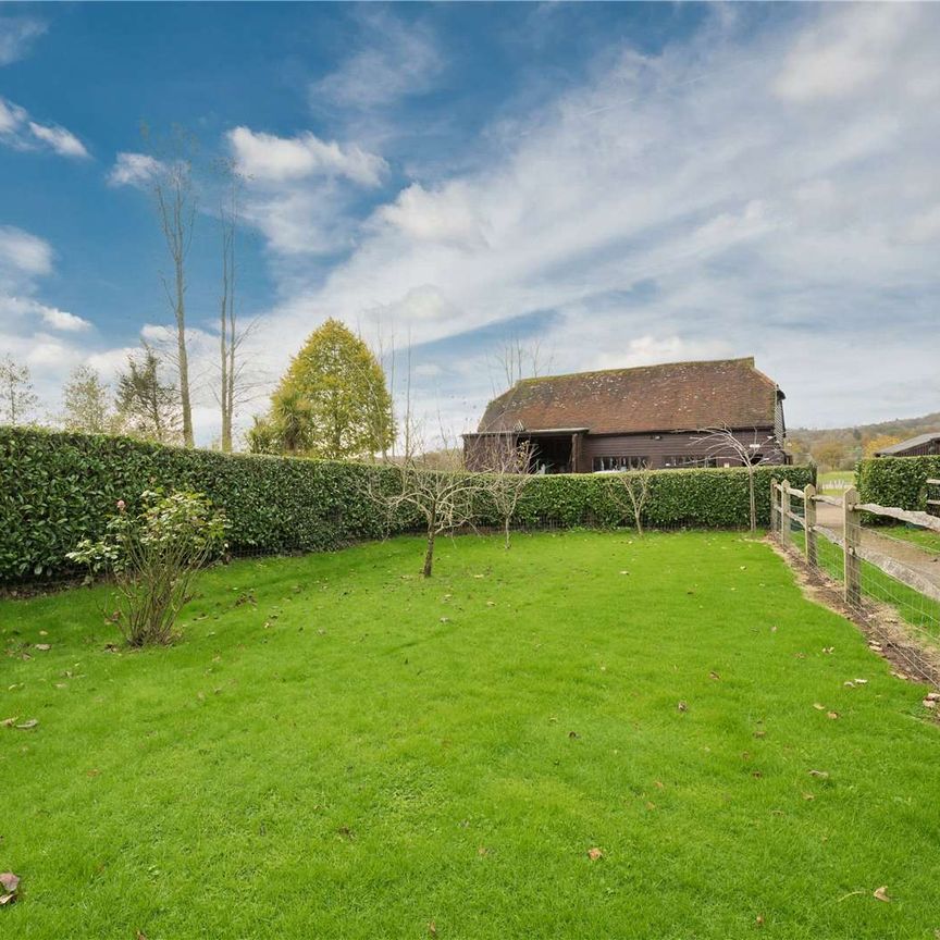 An idyllic country cottage on a working farm with an enclosed garden, parking and a modern interior. - Photo 1