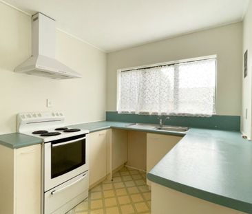 3 BEDROOM - BRICK AND TILE - PRIVATE ROAD - GARAGE - Photo 3
