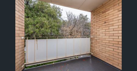 SECURE 2 BEDROOM UPSTAIRS APARTMENT - Photo 5