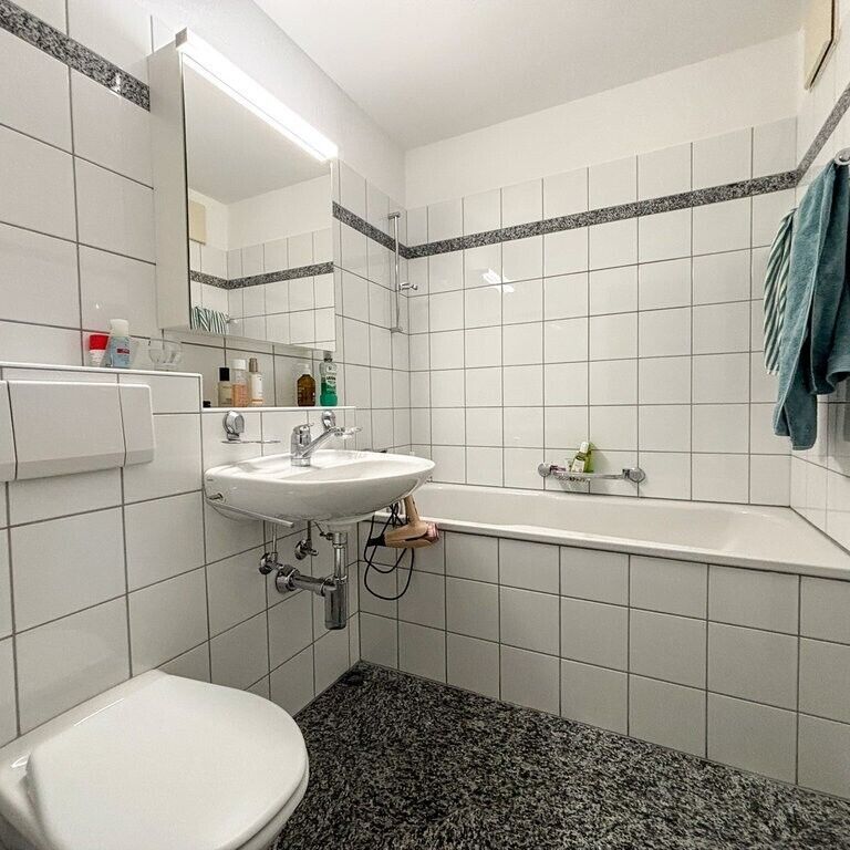 Arrive and feel good: Bright 3.5-room apartment in Felsberg - Photo 1