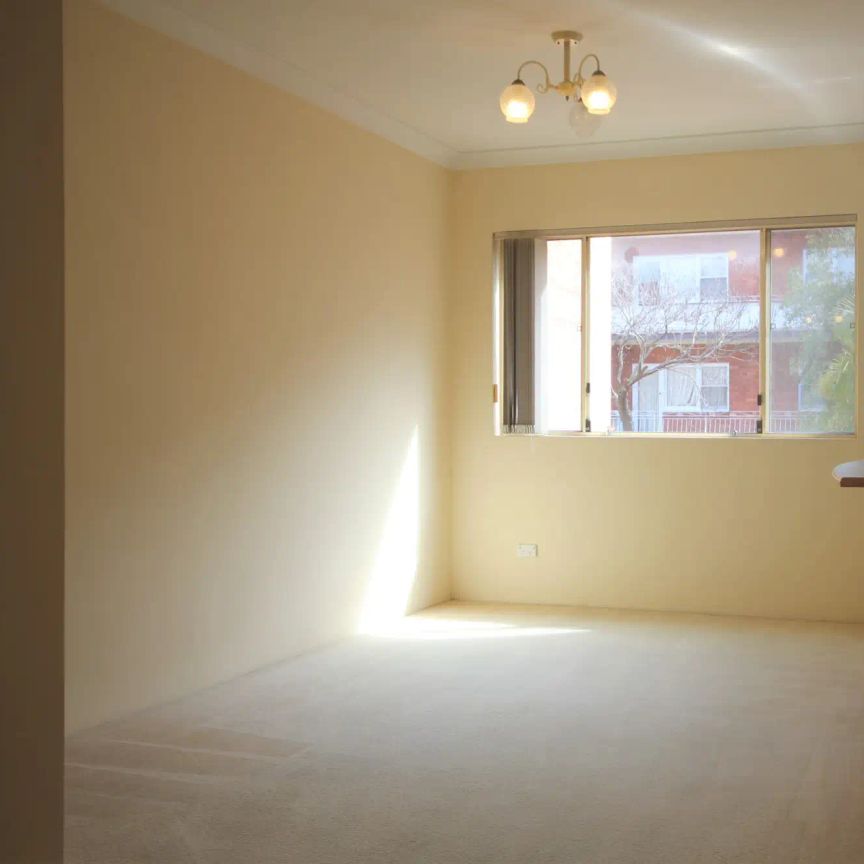 “WALKING DISTANCE TO STATION & SHOPS!!!” - Photo 1
