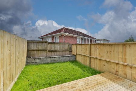 MODERN TOWNHOUSE - TE ATATU SOUTH - Photo 2