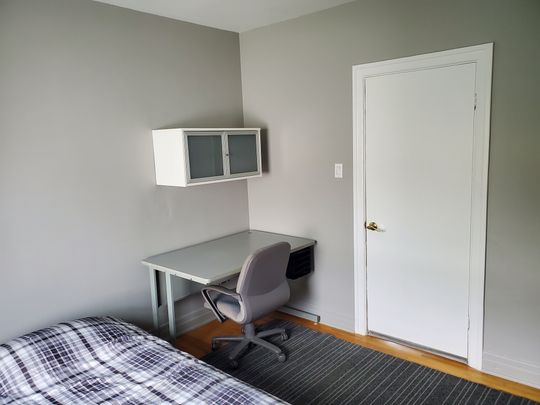 Métro Longueuil __ 2e station de Berri-UQAM __ Propre & Paisible - Photo 1