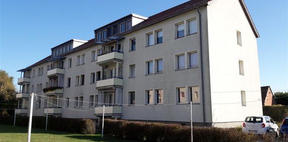 Zwei Zimmer, Küche und Bad mit Fenster, ruhige Gegend - Photo 2