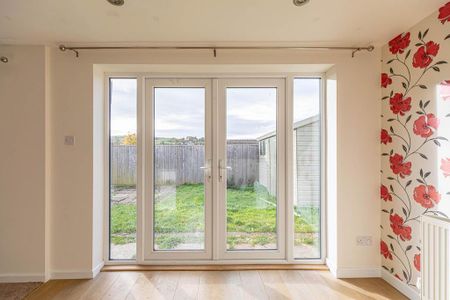 3 bedroom semi-detached bungalow to rent - Photo 2