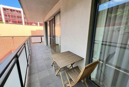 Spacious Fully Furnished Apartment in Popular East End! - Photo 4