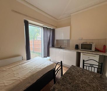 Studio to rent - Photo 1