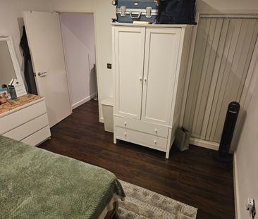 1 Bed Flat, North End Road, SW6 - Photo 2