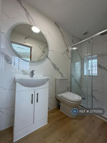 1 bedroom in a house share to rent - Photo 2