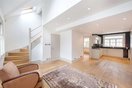 Bright two bedroom mews house with wood floors throughout, located off the Fulham Road - Photo 3