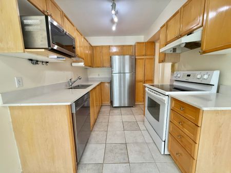 For Lease - 70 TRUMP Avenue, Carlington - Central Park, Ontario - Photo 3