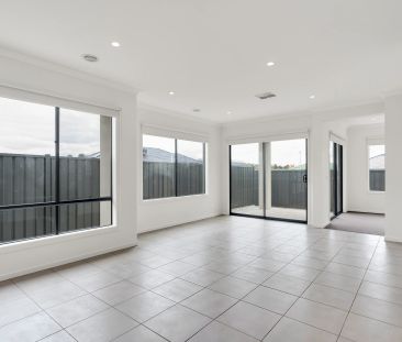 Immaculate CORNERSTONE FAMILY HOME - Photo 4