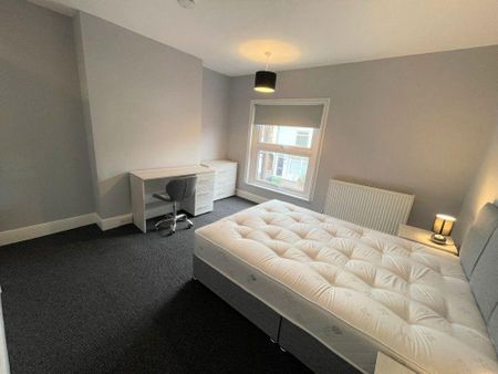 1 bedroom in a house share to rent - Photo 2