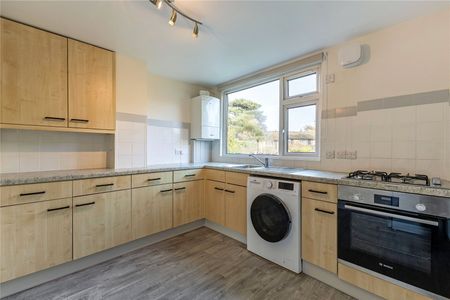 Chesterfield Court, Cranes Park, Surbiton, Surrey, KT5 flat to rent - Photo 4