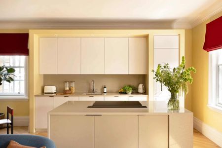 A lateral, one bedroom apartment in central Marylebone offering hotel-style services. - Photo 4