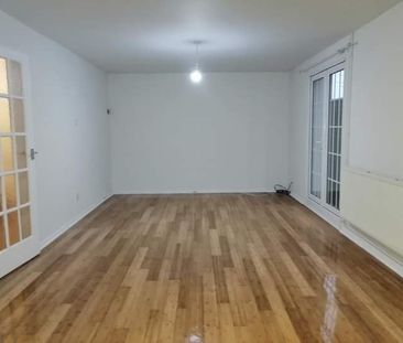 Spacious 3 Bedroom House Yo Let in Northampton - Photo 1