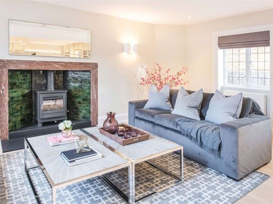 Beautiful interior designed split level apartment with private terrace tucked away in an immaculate period building on Walton Street, moments from the heart of Knightsbridge. - Photo 1