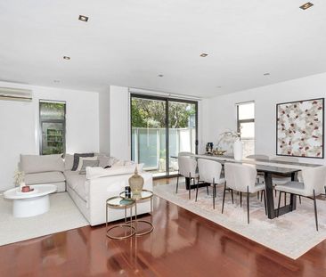 Striking Style, Sophisticated Living - Spacious Three-Level Townhouse! - Photo 2