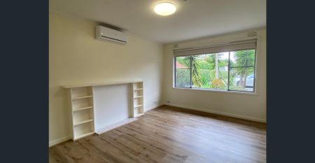 Single-level convenience and location! - Photo 2