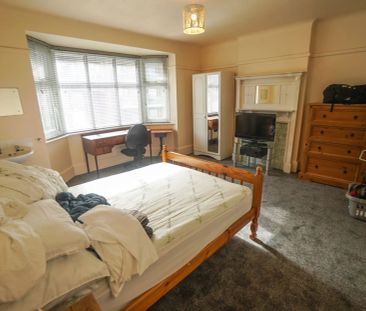 To Rent Sea Road, Boscombe, Bournemouth, BH5 £2,750 pcm Tenancy Info - Photo 4