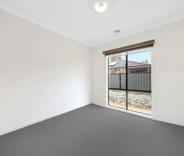 4 BEDROOM FAMILY HOUSE -37 Lockhart Street, Mernda - Photo 6