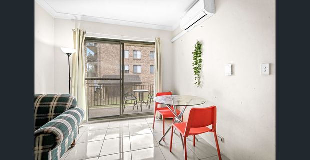 NEAT & TIDY TWO BEDROOM UNIT! - Photo 1