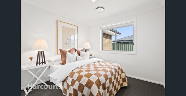 Near new, single level family home - Photo 1