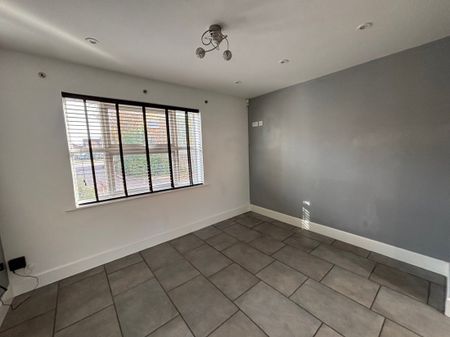 PETERBOROUGH - Photo 3